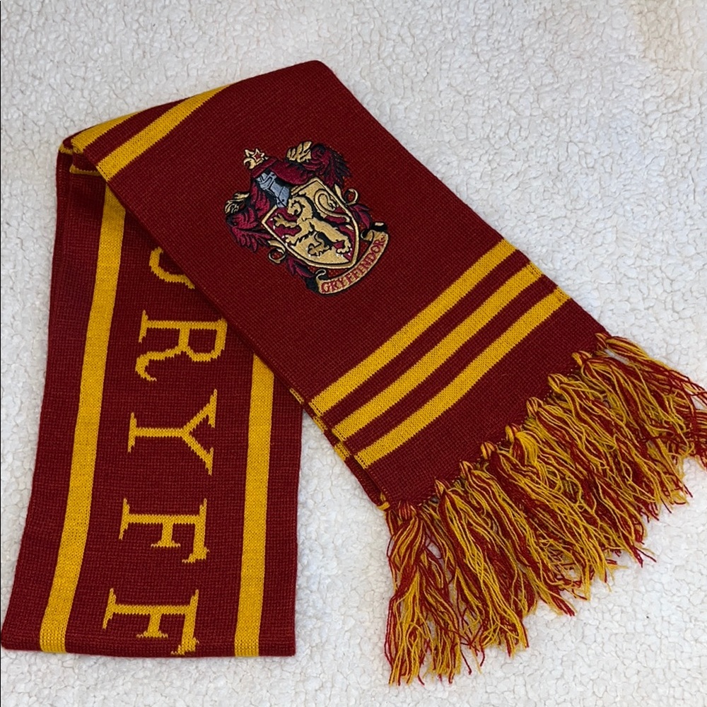 NWOT Universal Studios Harry Potter Gryffindor Scarf with Hogwarts Crest